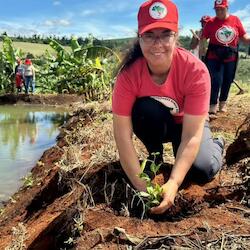 Mulheres Sem Terra da Comunidade Herdeiros da Terra de 1 de maio, Rio Bonito do Iguaçu, realizaram plantio de mudas. Foto: Diangela Menegaz MST-PR