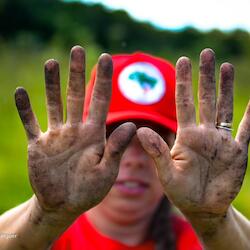 Mulheres Sem Terra da Comunidade Herdeiros da Terra de 1 de maio, Rio Bonito do Iguaçu, realizaram plantio de mudas. Foto: MST-PR